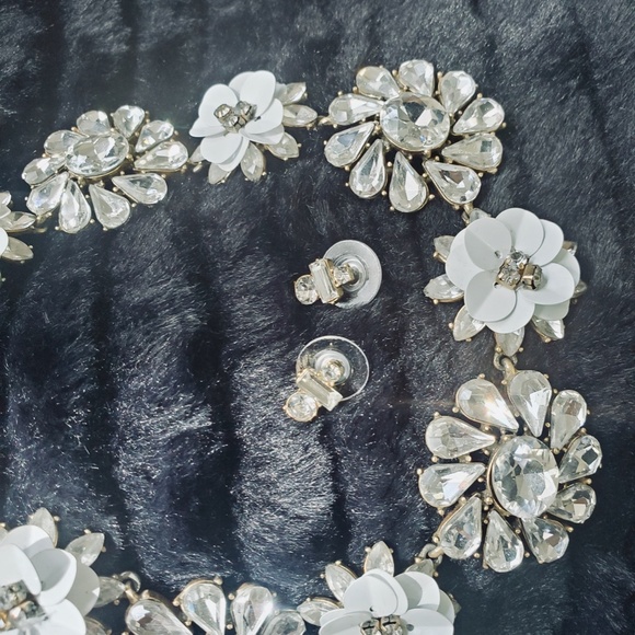 Ann Taylor Flower Necklace - Picture 7 of 12